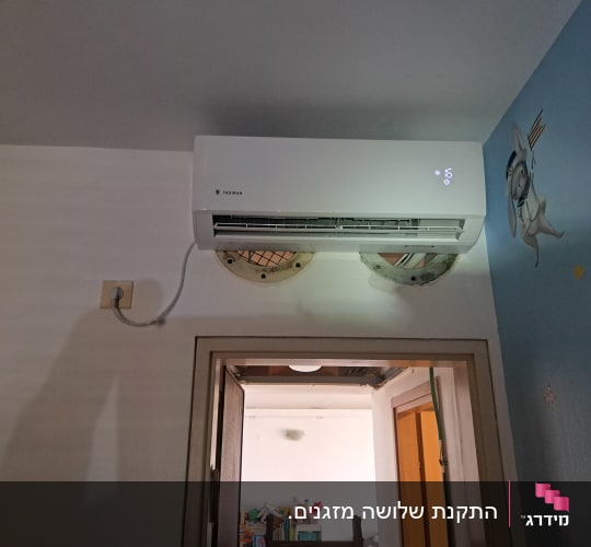 מזגן מותקן על קיר עם תצוגת טמפרטורה